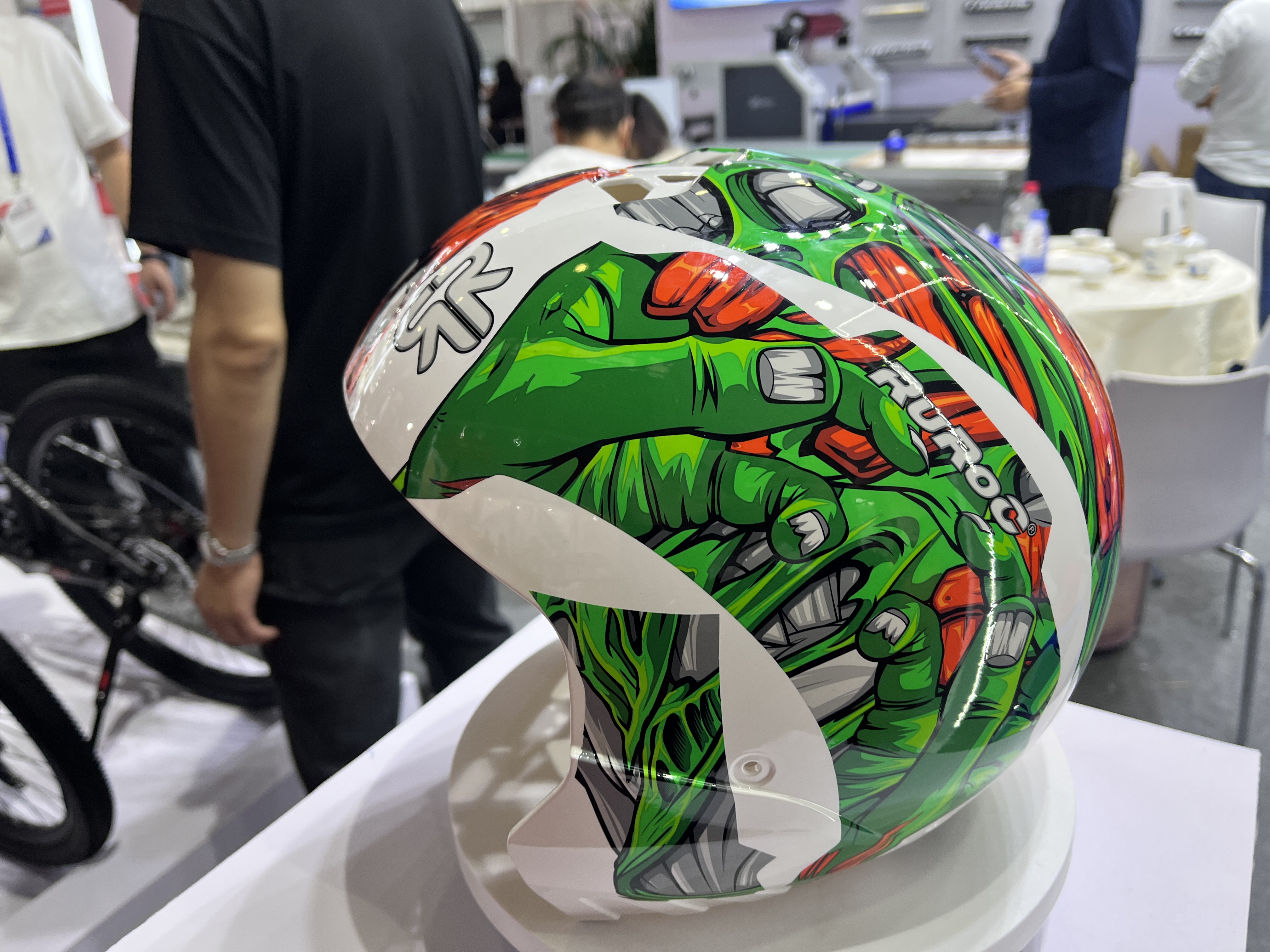 Dakwat yang digunakan pada topi keledar